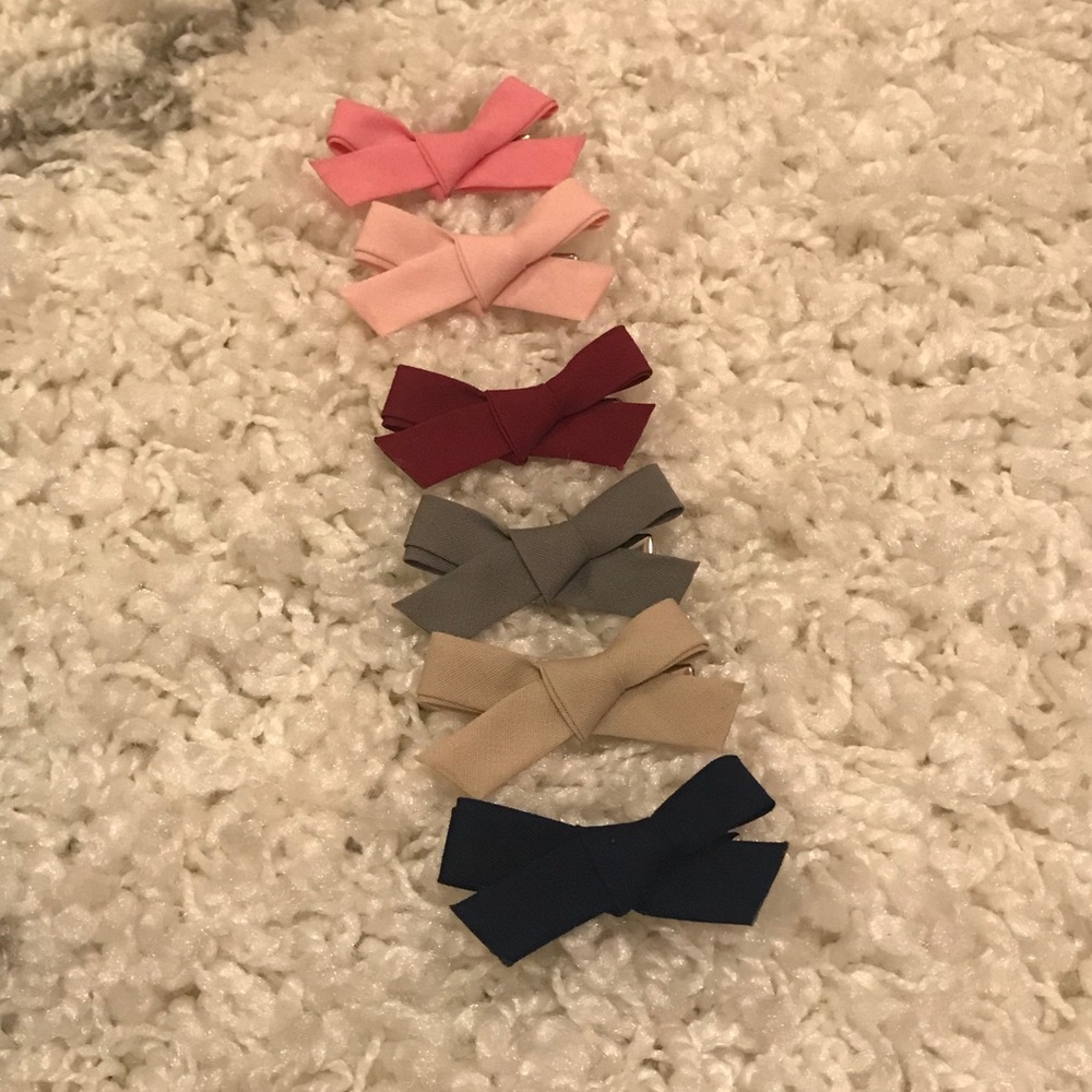 Lot of 6 baby bows on clips